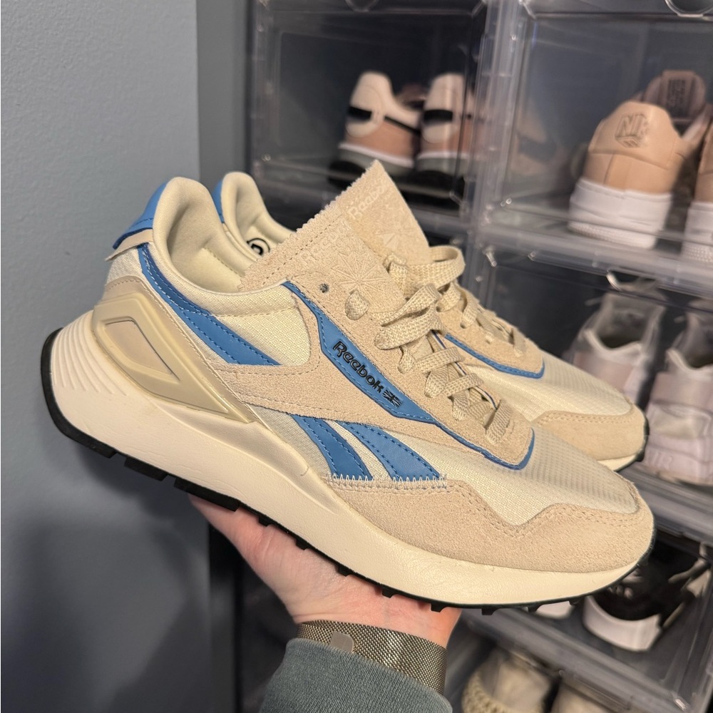 Reebok women’s size 8 sneaker barely worn and box kept